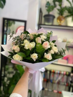 17 Li Beyaz Ve Pudra Pembesi İthal Gül Buketi