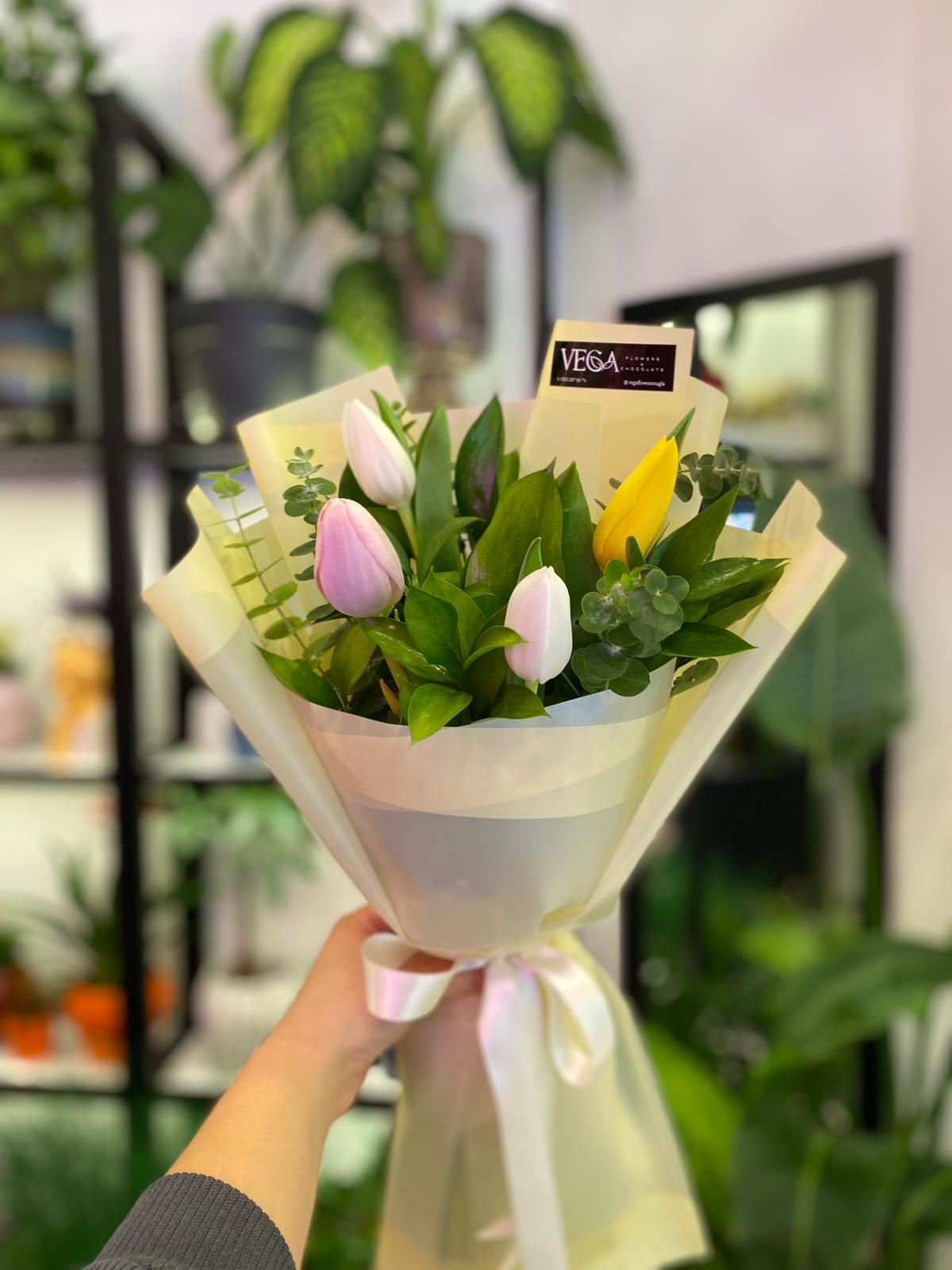 4-lu-karisik-renk-lale-buketi 4 Lü Karışık Renk Lale Buketi