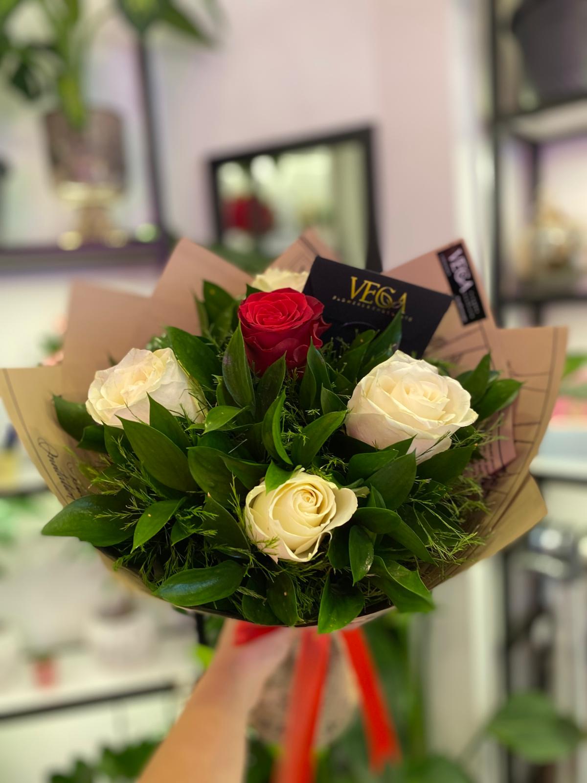 5-li-gul-buketi-kirmizi-ve-beyaz 5 Li Gül Buketi Kırmızı Ve Beyaz