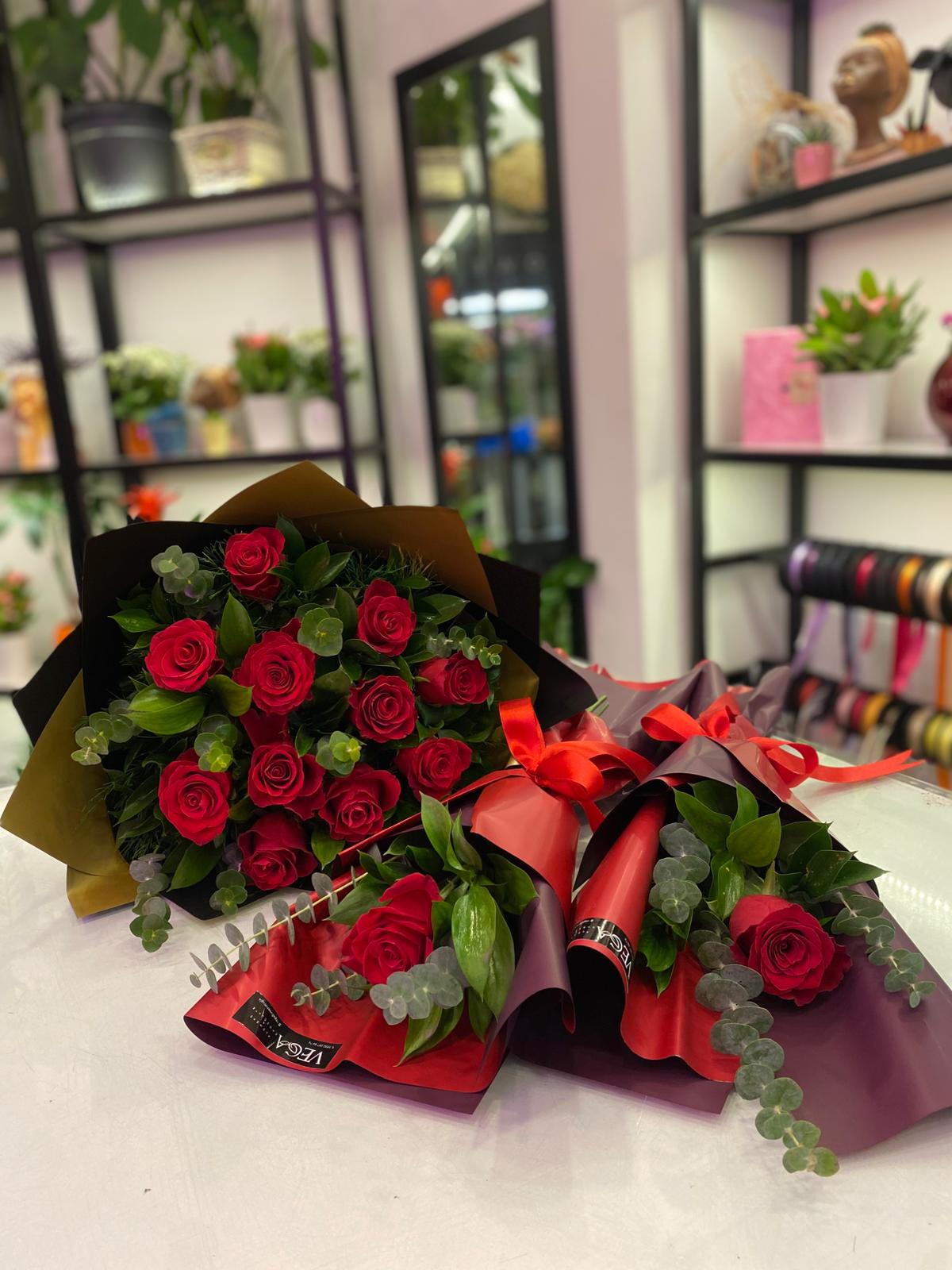 kirmizi-gul-set-1-adet-11-li-kirmizi-gul-buketi-2-adet-tekli-kirmizi-gul-buketi Kırmızı Gül Set (1 Adet 11 Li Kırmızı Gül Buketi, 2 Adet Tekli Kırmızı Gül Buketi)